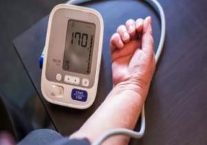 الصحة تكشف 5 أعراض للإصابة بضغط الدم المرتفع.. والعلاج مجانا
