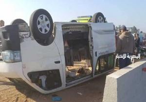 إصابة 3 أشخاص في انقلاب سيارة على الطريق الصحراوي بقنا