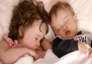 الصحة تحذر من سهر الأطفال وتقدم إرشادات للحصول على نوم عميق طوال ساعات الليل