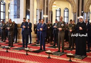 المتحدث الرئاسي ينشر صورا من أداء الرئيس السيسي صلاة الجمعة ولقائه كبار قادة القوات المسلحة