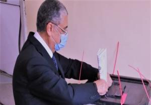 وزير الكهرباء يدلى بصوته فى انتخابات مجلس النواب بالعجوزة