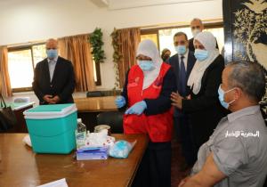 محافظ القاهرة يتفقد مركز التطعيم ضد فيروس كورونا في النزهة
