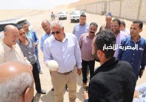 خلال جولته بقريه القصر بالداخله الزملوط يتفقد مشروع زراعه النخيل وإنتاج النعام على مساحه ١٥٠ فدان