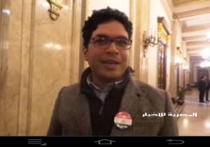 خالد يوسف ونواب "25-30" يوزعون "بادج" مدون عليه "تيران وصنافير مصرية"