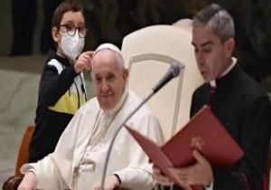 طفل يحصل على قبعة بابا الفاتيكان خلال إلقاء خطابه الأسبوعى