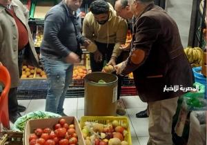 إعدام طماطم وتمر وتين مجفف في حملة على الأسواق في المنزلة بالدقهلية