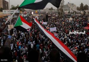 السودان.. حشود تتدفق على وزارة الدفاع للمطالبة بسلطة مدنية