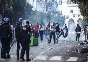 الجزائر.. 108 معتقلين و27 مصابا في "الجمعة الثامنة"