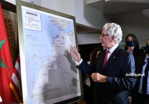 السفير الأمريكي بالمغرب يقدم خريطة المغرب الكاملة المعتمدة رسميا من قبل الحكومة الأمريكية.