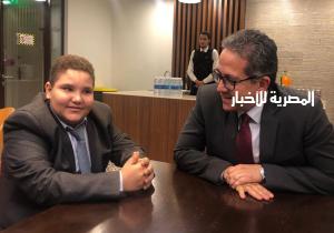 وزير الآثار يستقبل الطفل "علي صبرة" الذي يحلم أن يصبح عالما للآثار