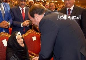 وفاة الحاجة فهيمة أشهر متبرعة لـ"تحيا مصر" التي كرمها الرئيس السيسي