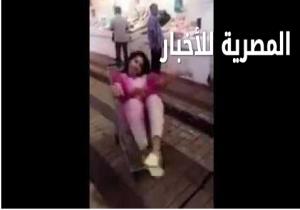 شاهد..أفعال غريبة لمذيعة شهيرة داخل مركز تجاري