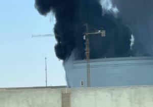 حريق مخزن مواد بترولية بطريق "السويس - القاهرة" وعربات الإطفاء تحاول إخماده