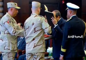 الرئيس السيسي يتسلم هدية تذكارية من رئيس شركة النصر للكيماويات الوسيطة