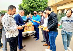 ضبط منفذ بيع مواد غذائية لعرض سلع ناقصة الوزن ومنتهية الصلاحية