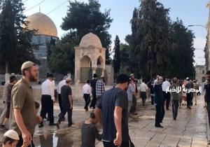 عشرات المستوطنين يقتحمون باحات المسجد الأقصى بحماية شرطة الاحتلال الإسرائيلي