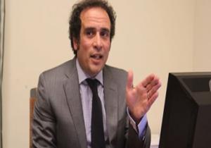 فصل عمرو حمزاوي من جامعة القاهرة لانقطاعه عن العمل