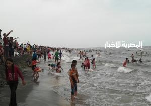 إقبال كبير على مصيف بلطيم.. وحملات لمكافحة البعوض ومنع دخول «التكاتك»