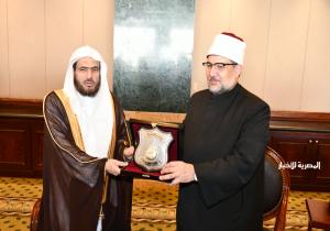 درع وزارة الأوقاف لإمام الحرم النبوي تقديرًا لجهوده في خدمة القرآن الكريم