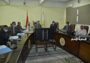 رئيس جامعة الوادى الجديد يتراس اجتماع مجلس شئون الطلاب والتعليم  بالجامعة
