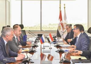 وزير الاستثمار يلتقي نائب وزير الصناعة والتجارة الروسي لبحث سبل تعزيز العلاقات الاقتصادية بين البلدين