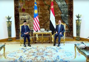 الموقع الرئاسي ينشر فيديو استقبال الرئيس السيسي لرئيس وزراء ماليزيا
