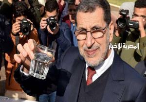 رئيس وزراء المغرب يشرب من "السد" لتبديد مخاوف التلوث