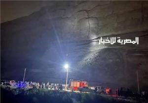 أمن سوهاج بمعاونة الأهالي ينقذون الشاب العالق في الجبل الغربي