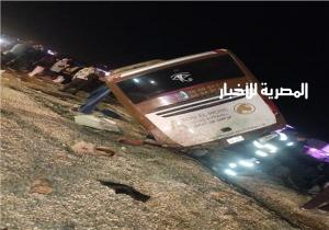 إصابة 33 شخصًا في انقلاب أتوبيس بطريق «السويس - القاهرة»