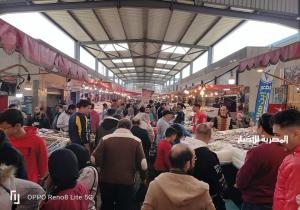 سوق الأسماك يستقبل الٱلاف من أبناء بورسعيد والمحافظات الأخرى