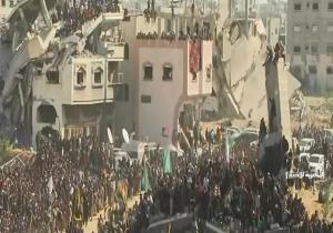 وصول المحتجزين الإسرائيليين أربيل يهود وجادي موزيس تمهيدًا لتسليمهما في خان يونس جنوبي القطاع