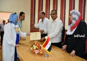 محافظ جنوب سيناء يسلم عقود عمل لذوي الهمم