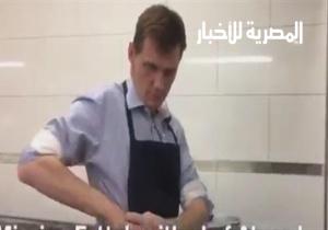 السفير البريطاني يجهز الفتة في أول أيام العيد