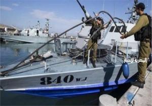 زوارق الاحتلال الإسرائيلي تستهدف الصيادين في بحر مدينة غزة