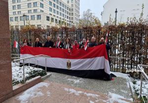 "في عز التلج".. توافد المصريين في ألمانيا للتصويت باليوم الثاني للانتخابات الرئاسية| صور