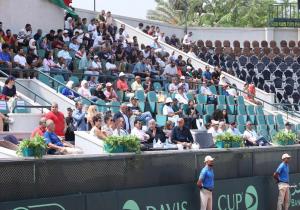 وزير الرياضة يتابع مباراة مصر والمجر في كأس ديفيز من الملعب