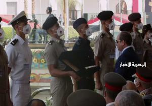 الرئيس السيسي يمنح أوائل الخريجين من الكليات العسكرية نوط الواجب تقديرًا لتفوقهم