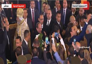 الرئيس السيسي يُصافح الأقباط ويلتقط معهم الصور بكاتدرائية ميلاد المسيح في ليلة عيد الميلاد