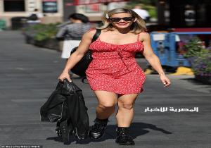 صوره.. آشلى روبرتس تخطف الأنظار فى لندن بفستان سعره 30 جنيه استرلينى فقط