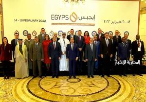الرئيس السيسي يشارك في صورة تذكارية خلال افتتاح معرض مصر الدولي للبترول "إيجبس 2022"
