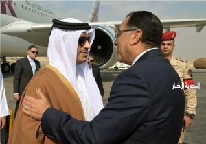 رئيس الوزراء يستقبل نظيره القطري بمطار القاهرة الدولي