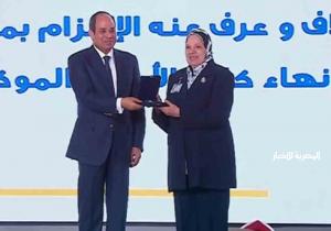 الرئيس السيسي يكرم عددا من النماذج المتميزة من عمال مصر الشرفاء