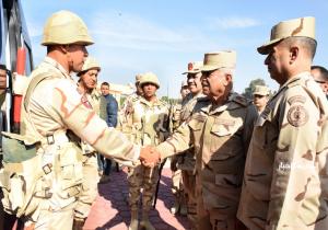 وزير الدفاع يتفقد أحد تشكيلات قوات الدفاع الجوي ويلتقي عددًا من المقاتلين