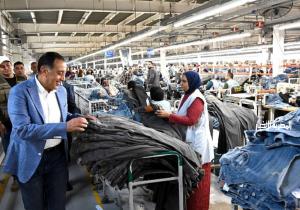 رئيس الوزراء يتفقد مصنع "تي آند سي" للملابس الجاهزة
