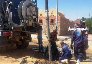 تنفيذ أعمال التطهير والتسليك لشبكات الصرف الصحي بقرى وادي كركر في أسوان