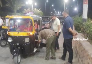 حملة لضبط مكبرات صوت مركبات "التوك توك" في المطرية|صور