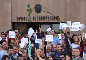 أرمينيا.. محتجون يقتحمون مبنى بلدية يريفان