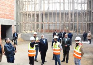 الخشت يتفقد الأعمال الإنشائية لمسرح «دولت أبيض» بجامعة القاهرة | صور
