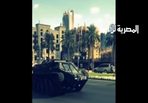 دبابة تقتحم "مول دبي " وسط صدمة المارة