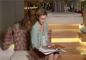 رسالة سلام وترويج للسياحة.. محافظ البحر الأحمر يستقبل «ليزا لاك» بعد واقعة سرقة لوحاتها